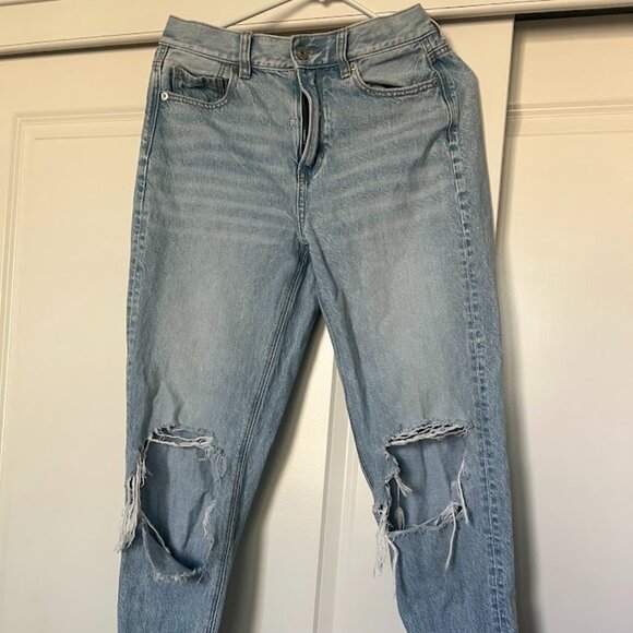 American Eagle Outfitters Light Wash Distressed Mom Jeans Size 4 - Picture 1 of 11